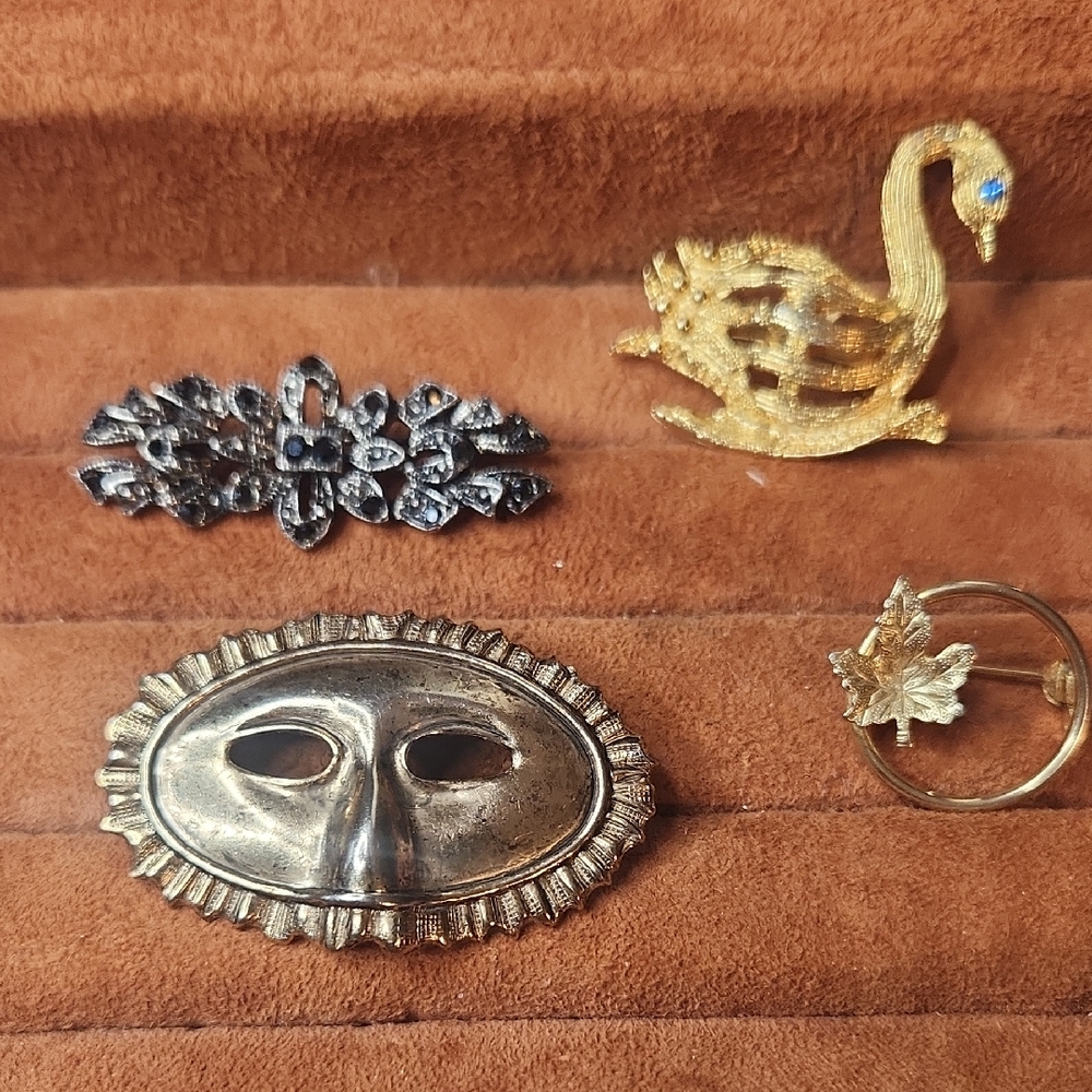 4 Amazing Vintage Brooches See Pictures